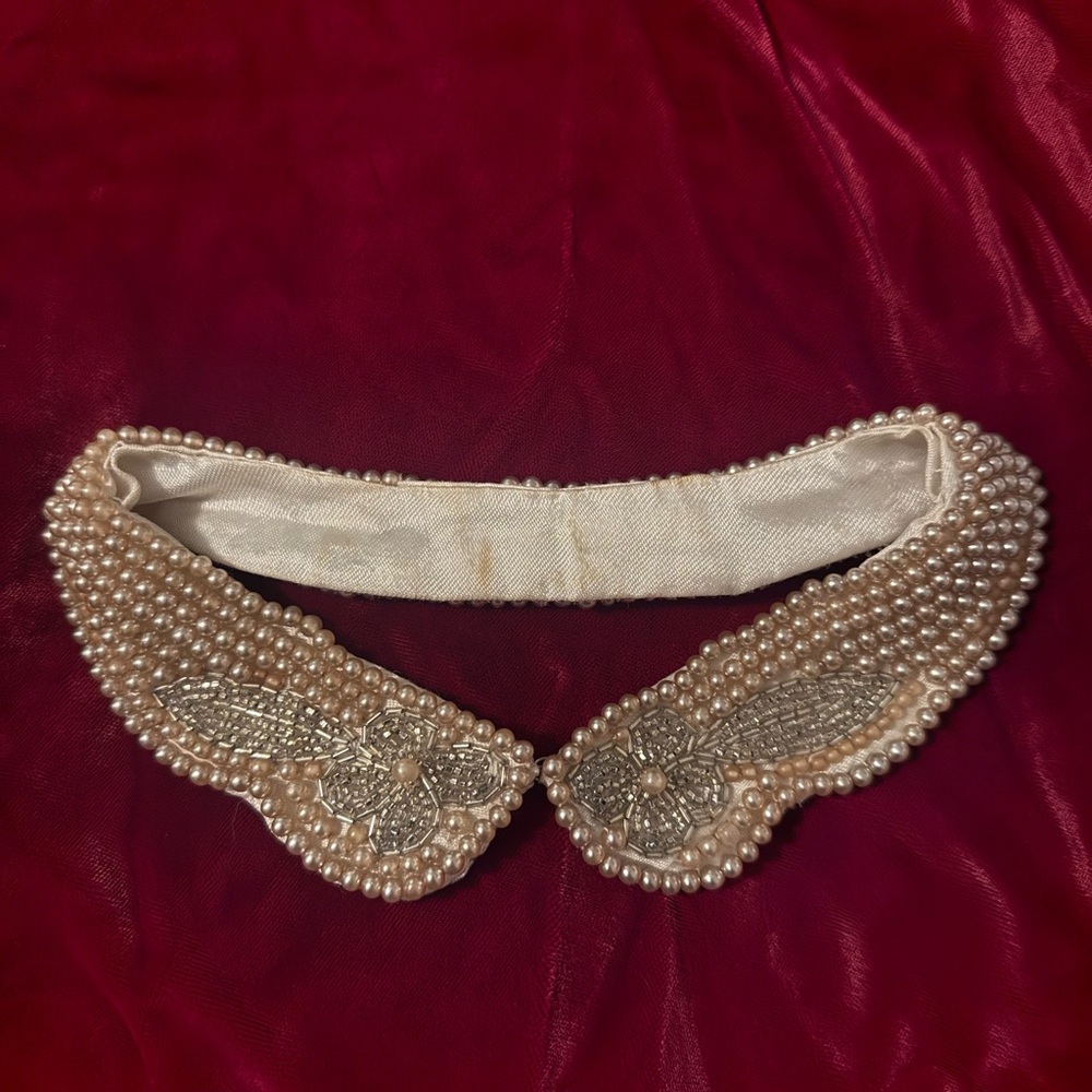 Elegant Pearl Embellished Collar